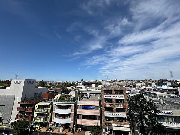 【住戸からの眺望】視界を遮る高い建物はございませんので、街並みが広がる開放的な景色を楽しめます。※眺望は将来に渡って保証するものではありません。