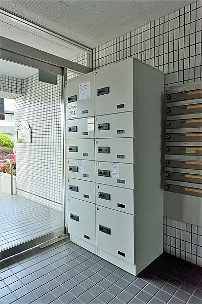 【宅配ボックス】在宅・不在に関わらず、荷物の受け取りが可能。再配達の手間が省けて、気軽にネットショッピングを楽しめます。