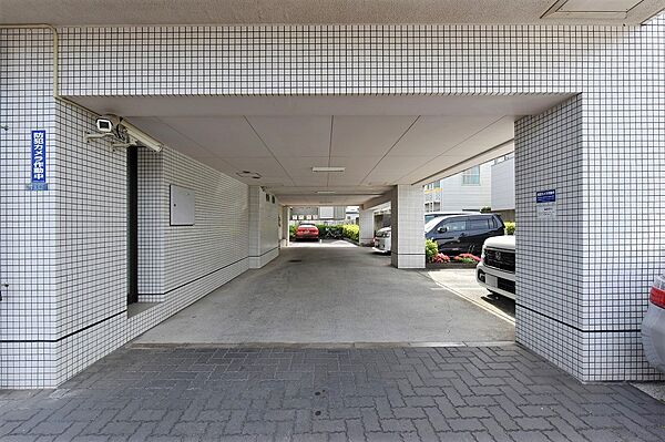 【駐車場】マンション敷地内に駐車場が用意されています。ご利用には別途費用が掛かります。空き状況等詳細は、お問い合わせください。
