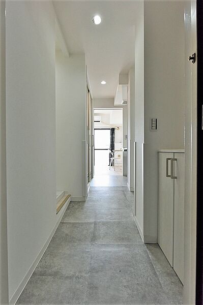 【廊下】玄関から洋室へ続く廊下。2つのダウンライトが設置された明るい空間です。様々な家具と調和しやすい、シンプルな内装です。