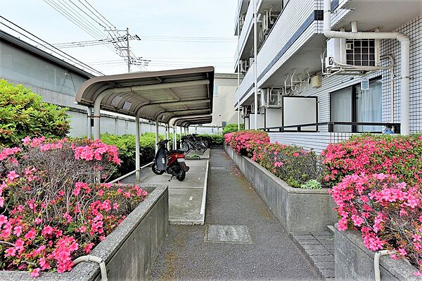 【バイク置き場・駐輪場】綺麗に整頓されています。雨風や汚れが気になりにくい屋根付きです。