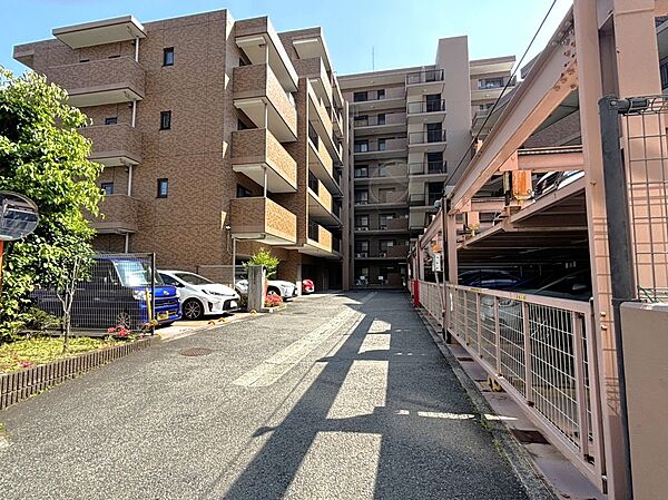 【駐車場】8階建て5階部分の角部屋です。4LDKと部屋数が多く、ゆったりとお過ごしいただけます。前面棟無しのため、日当たり・眺望良好です。