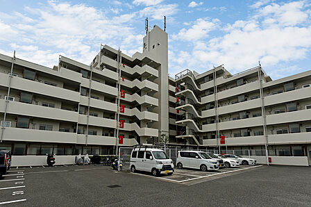 【駐車場】敷地内に設けられた、平面駐車場の様子です。空き状況・利用料など、詳しくはお問い合わせください。