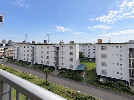 【眺望写真】バルコニー前方の建物とは距離が確保され、心地よい風が舞い込みます。自然光も差し込みやすく、洗濯物がよく乾きそうです。※眺望は将来にわたって保証するものではありません。