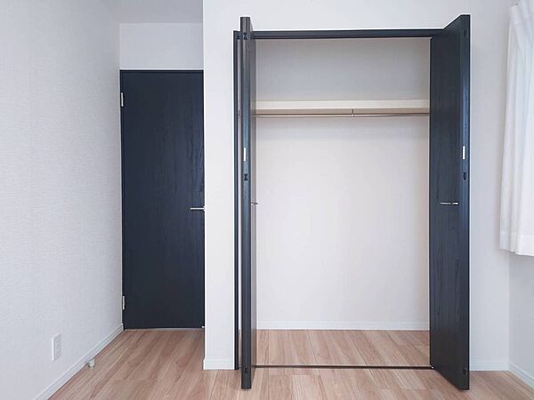 【収納】洋室(約5.3帖東側)の収納です。スムーズに出し入れができる折れ戸タイプのクローゼット。衣類から小物までたっぷりと収納できます。