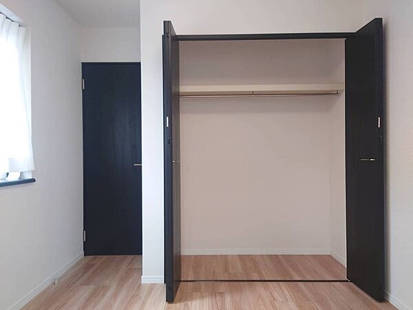 【収納】洋室(約5.3帖北側)の収納です。各個室に収納が設けられているので、収納家具の購入を最小限に抑え、住空間を広々とお使いいただけます。