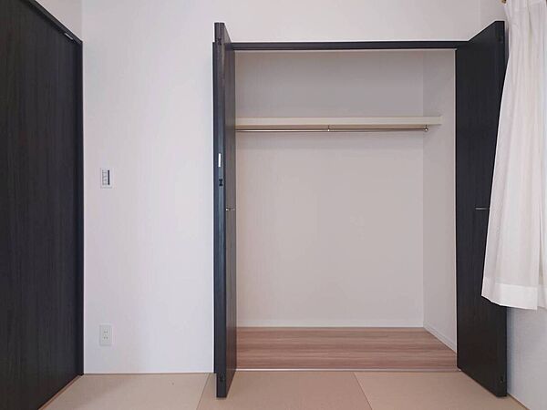 【収納】和洋室(約5.4帖)の収納です。ハンガーパイプ付きで、丈の長い衣類もスムーズに収納できます。枕棚にはシーズンオフの衣類や小物を保管可能です。