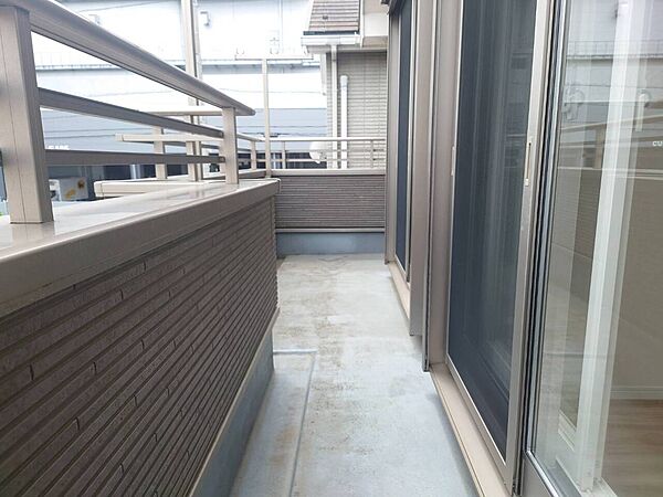 【バルコニー】南東向きで日当たりの良いバルコニー。洋室2部屋と隣接しています。ご家族分の洗濯物や布団を気持ちよく干せそうです。