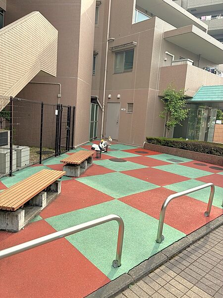 【共用部】小さなお子様が楽しめる遊具などが設置されています。ベンチもあるので、のびのびと遊ぶお子様の様子を見守ることができます。