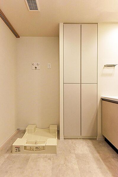 【洗面室】洗面室内には、洗濯機置き場とタオルや洗剤のストック収納に便利なリネン庫が備わっています。