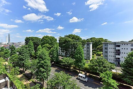 【バルコニーからの眺望】周囲の建物と距離があり、外からの視線を感じる心配が少なく、天気の良い日には、広い青空を見渡す開放感を楽しむことができます。※眺望は将来にわたって保証するものではありません。
