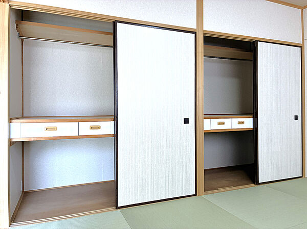 【収納/和室】和室に設けられた収納です。布団や季節家電などをすっきり収納できます。衣類収納に便利なハンガーパイプ付き。
