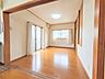 寝室：【洋室/2階】東側バルコニーに面したお部屋。気持ちの良い朝日を浴びることができそうです。2か所の収納スペースが設けられています。※AIにて画像修正をしています。