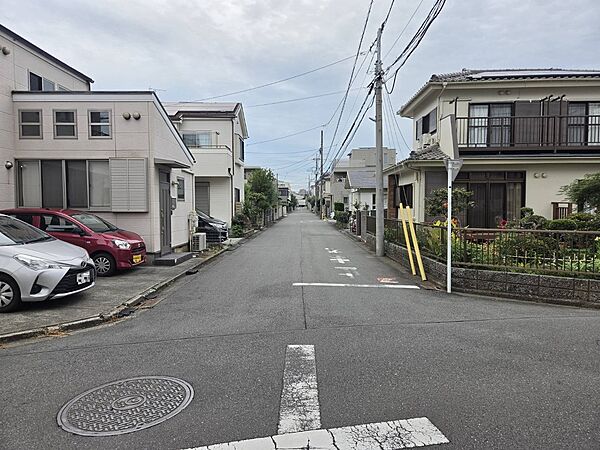 【前面道路を含む現地写真/東側】東側に面する道路の幅員は約6m(公道)。車の出し入れもスムーズにできそうです。