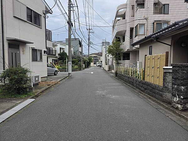 【前面道路を含む現地写真/南側】セブンイレブン大和林間2丁目店まで徒歩6分、コープ南林間デポーまで徒歩14分。暮らしやすい住環境です。