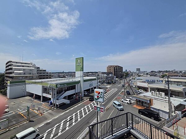 【バルコニーからの眺望】地上5階建の最上階に位置しており、開放的な景色を眺めることができます。※眺望は将来にわたって保証するものではありません。