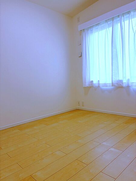 【洋室/約5.1帖】お子様部屋としてもおすすめの一室。成長に合わせて学習机やベッドを置けそうです。収納を備えているため、片付け習慣も身に付きます。