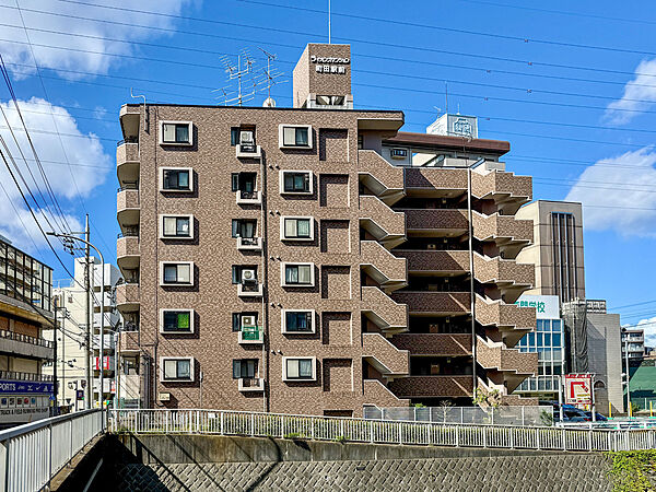 【現地外観写真】1996年2月築、総戸数27戸のマンションです。オートロックが採用されています。セキュリティ面にも配慮されています。