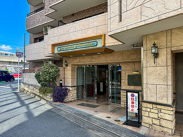 【エントランス】エントランス前には屋根がありますので、雨の日も慌てずに傘をさすことができます。前面道路との段差が少なく、ベビーカーでの出入りもスムーズにできます。