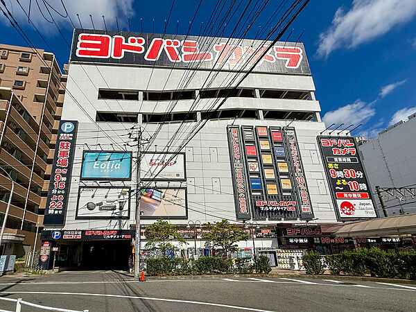 【ヨドバシカメラマルチメディア町田】徒歩2分。営業時間は9:30～22:00。250台分の駐車場が設置されています。お出かけの帰りにも立ち寄りやすいです。