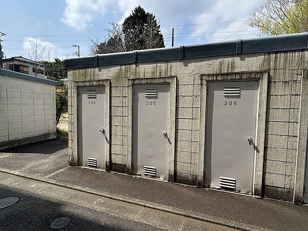 【物置】敷地内に物置が備わっています。防災用具やアウトドアグッズなどの嵩張る物を収納しておくことができ、いつでもスッキリとした住まいを保つことができます。