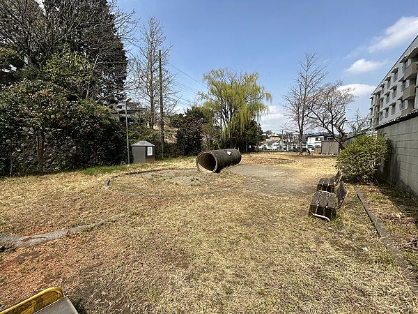 【公園】公園の周囲には植栽が施されています。ベンチが設置されており、季節の移ろいを感じながらゆっくりとお過ごしいただけます。