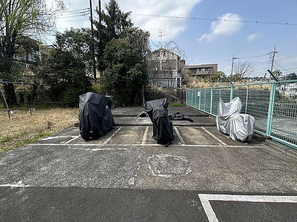【バイク置場】敷地内に設けられたバイク置場の様子です。現在の空き状況や料金など、詳細についてはお気軽にお問い合わせください。