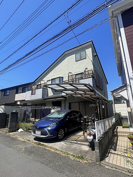 【現地土地】南西側道路は、幅員約3.9m～約4.0m。間口にゆとりがあり、並列駐車可能な駐車スペースを設けることもできそうです。