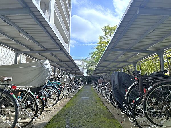 【駐輪場】雨風から自転車を守ることができる、屋根付きの駐輪場が備わっています。空き状況などについては、お気軽にお問い合わせください。