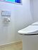 トイレ：【トイレ】季節を問わず快適に使用できる、温水洗浄便座付きのトイレです。リモコンは壁付けタイプなので、スムーズに操作できます。