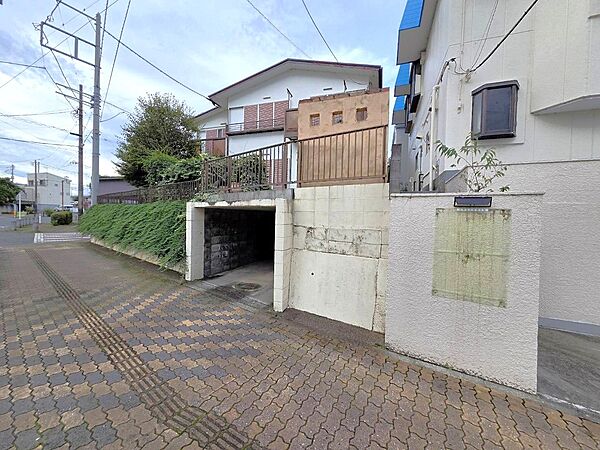 【現地外観写真】西側・北側の道路に面した角地に位置しています。敷地は前面道路より約2m高いため、外からの視線が気になりにくく、プライバシーにも配慮できそうです。