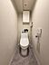 トイレ：【トイレ】毎日快適に利用できる、温水洗浄便座付きのトイレです。リモコンが壁に設置され、操作しやすい仕様です。シンプルなデザインなので、日々のお手入れもスムーズに行えます。