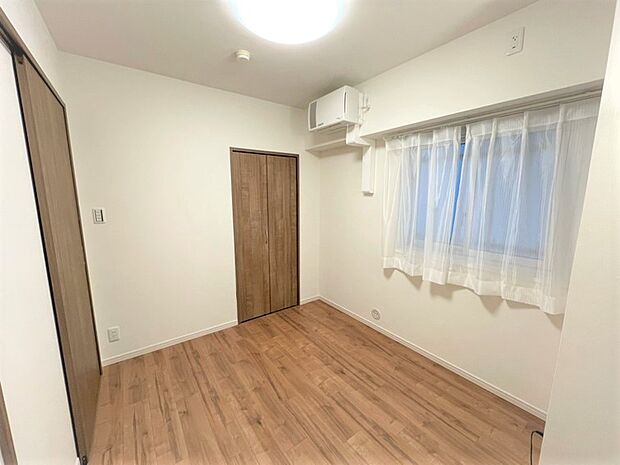 約4.5帖の洋室です。各室に収納があり、棚を置く必要がなく、お部屋のスペースを有効的に使えます。
