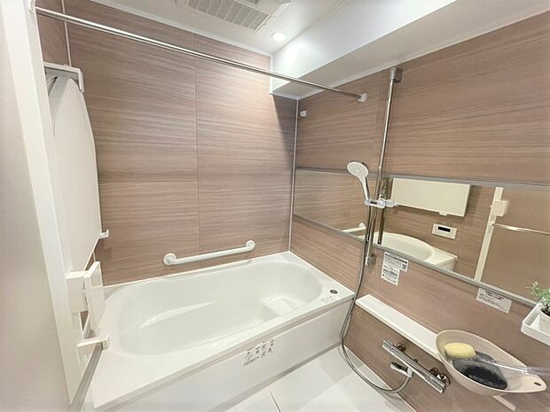 1416サイズのバスルームです。雨の日や花粉対策の室内干しに便利な、浴室乾燥機がございます。