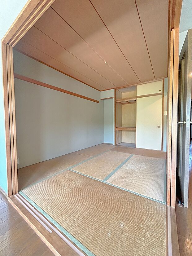 廊下とリビングから出入りできる約6帖の和室は客間にぴったり。引き戸を開放して使用することもできます。