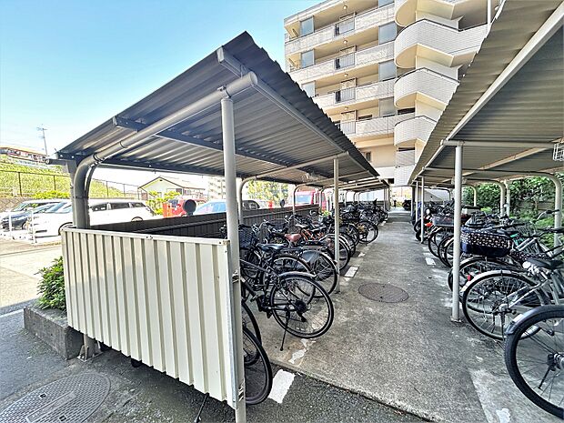 屋根付きの駐輪スペースです。通勤通学に自転車もご検討いただけます。