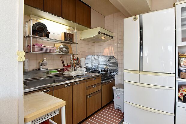 お料理に集中できる壁付けキッチン。上部吊戸棚をはじめ、便利な収納が充実しています。