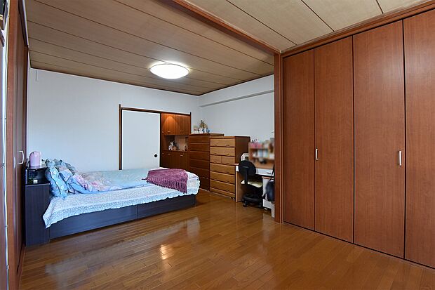 ベッドが数台並べられる為、ご家族みんなでゆっくり休める寝室に便利なお部屋です。