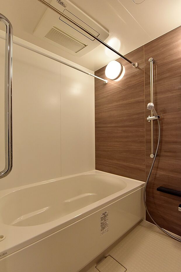 雨の日や花粉対策の室内干しに便利な、浴室換気乾燥暖房機付きのバスルームです。