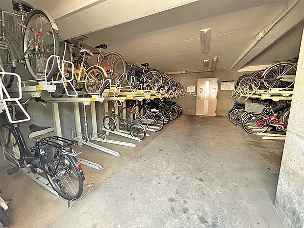 整然として管理の行き届いた駐輪場。屋根があるので大切な自転車を水濡れから守れます。