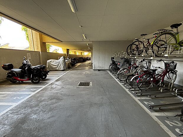 大切な自転車を雨から守る屋根付駐輪場。広いスペースが確保され、隣の自転車とぶつからずに出し入れ可能。
