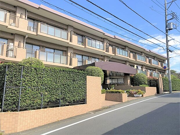 小田急線「鶴川」駅まで徒歩約14分。地上3階建て「朝日マンション鶴川台」の1階部分の一室です。