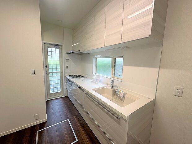 お好みの空間にレイアウトしやすい、個室化した独立型キッチンです。食洗機付きで家事の時短も可能です。