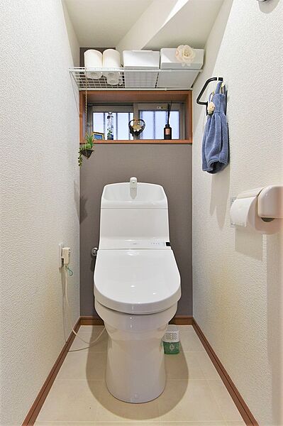 【トイレ】手洗い器一体型のトイレは使用後すぐに手が洗え衛生的です。お気に入りのインテリア小物を飾ることができる棚が設置されております。