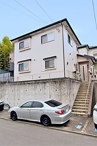 外観:【現地外観写真】第一種低層住居専用地域に位置する木造2階建ての中古戸建。全居室6.0帖以上、ゆったり過ごせる4LDKです。前面道路幅員は北東側約6m。 外観:【現地外観写真】第一種低層住居専用地域に位置する木造2階建ての中古戸建。全居室6.0帖以上、ゆったり過ごせる4LDKです。前面道路幅員は北東側約6m。