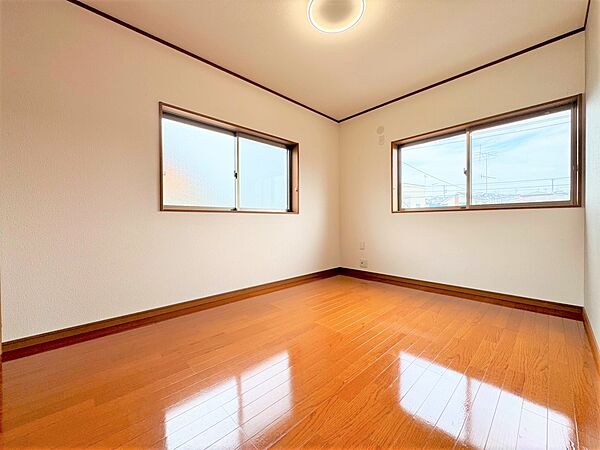 【洋室約6.0帖】独立性のある北側の洋室です。腰高窓なので、家具の配置が考えやすい間取り。クローゼットが備わっており、スッキリとお部屋を片付けられます。