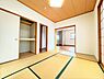 和室：【和室】お布団や季節家電をすっきりと収納できる押入が備わっています。家事スペースとしても利用可能です。