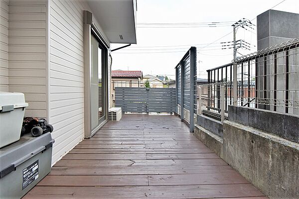 【ウッドデッキ】さわやかな風が吹き抜ける高台に位置してます。周辺は閑静な住宅街なので、穏やかな暮らしが叶います。