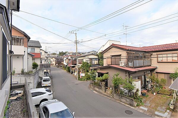 【眺望写真】周辺は、戸建住宅が建ち並ぶ閑静な住宅地です。前面道路にゆとりがあるため、圧迫感のない景色が広がります。