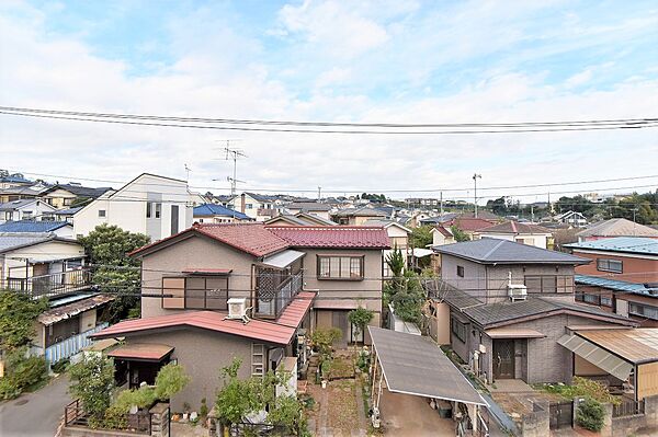 【バルコニーからの眺望写真】目の前の視界を遮る大きな建物が隣接していないため、ゆったりとした眺望を楽しむことができます。